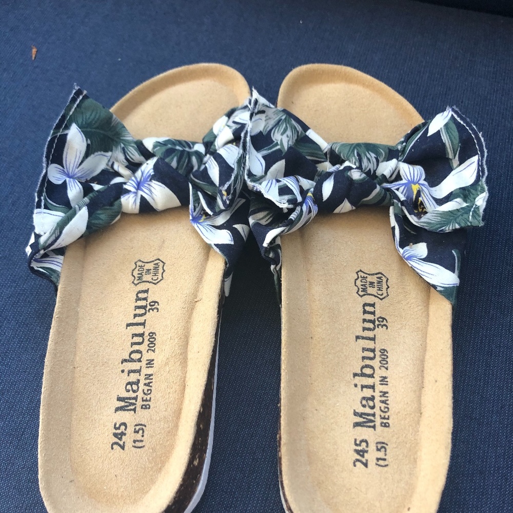 SANDLES...SIZE 8/39